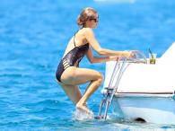 Paris Hilton w czarnym stroju kąpielowym